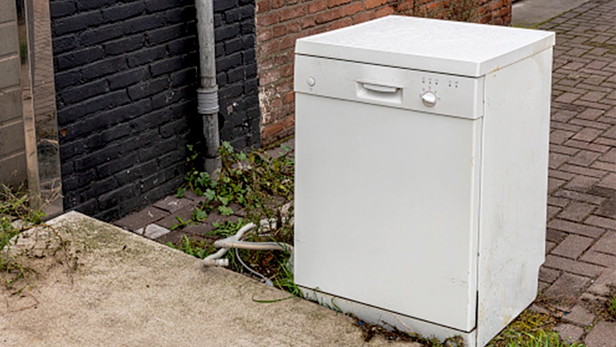 how-to-dispose-of-a-dishwasher-for-recycling-top-image.jpg