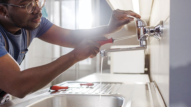 removing-kitchen-sink-faucet (